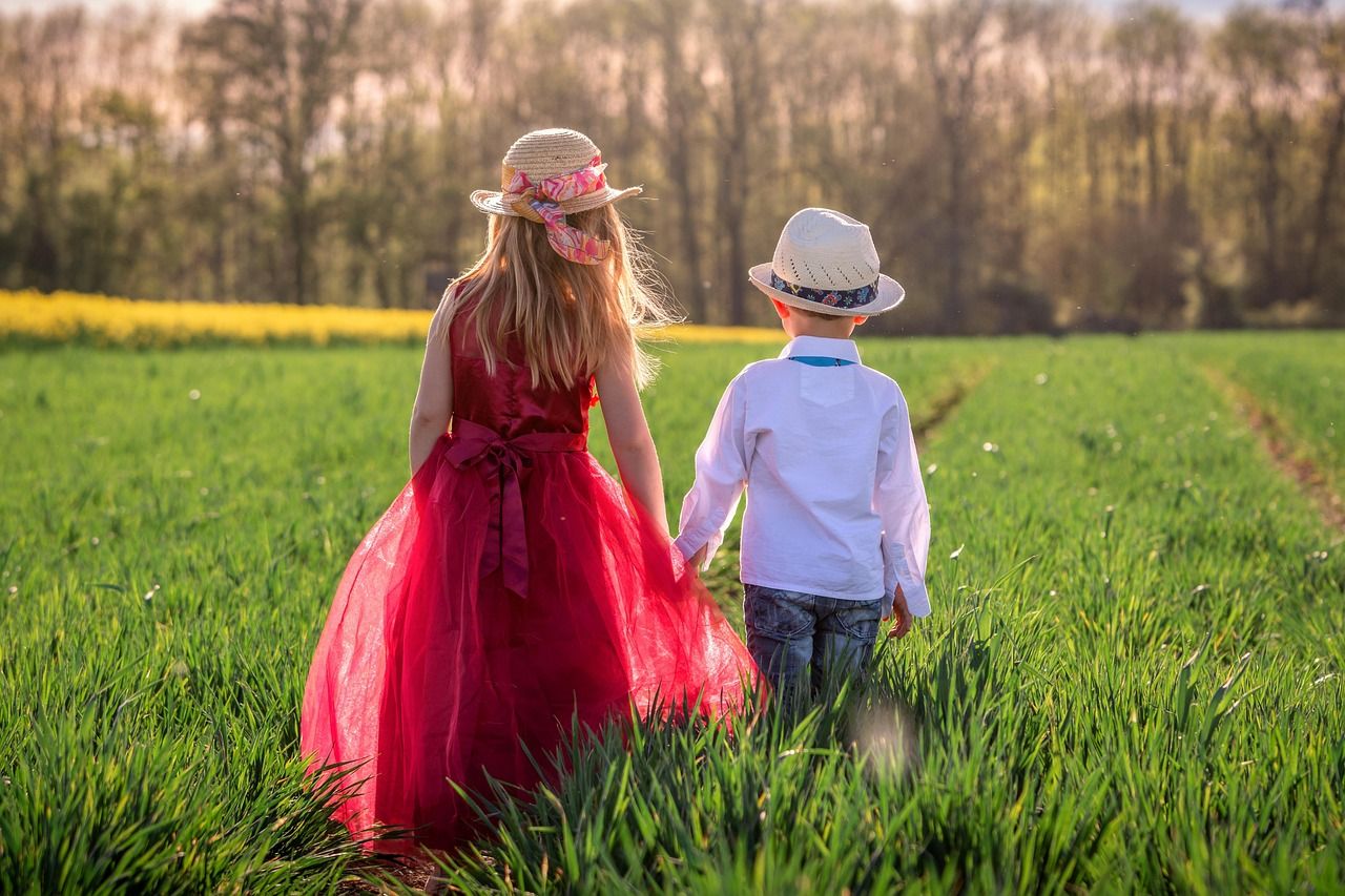 geschwisterrivalität ist ein häufiges phänomen in familien, wo sich geschwister um aufmerksamkeit, anerkennung und liebe konkurrieren. entdecken sie die ursachen, auswirkungen und strategien zur bewältigung dieser dynamischen beziehung im familienleben.