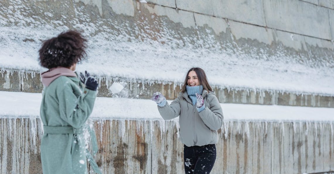 erleben sie den ultimativen schneeballschlacht-spaß! tauchen sie ein in eine winterliche abenteuerwelt, in der sie sich mit freunden und familie messen können. entdecken sie tipps und tricks für eine unvergessliche schneeballschlacht.