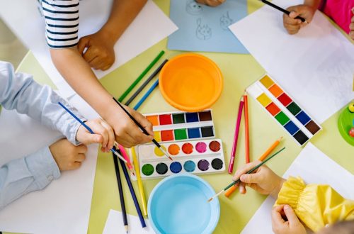 entdecken sie spannende indoor-aktivitäten für jedes alter! von kreativen bastelprojekten bis hin zu fesselnden spielen - finden sie ideen, die spaß machen und drinnen umgesetzt werden können.