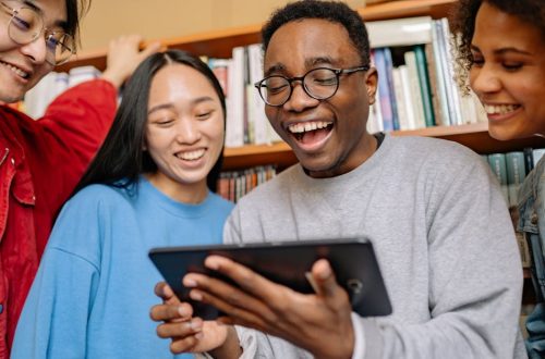 entdecken sie die faszinierende welt der interaktiven bücher, die leserschaft und technologie miteinander verbinden. tauchen sie ein in eine neue leseerfahrung mit spannenden inhalten, multimedialen elementen und einer aktiven beteiligung. ideal für leser jeden alters, bietet jeder titel ein einzigartiges abenteuer.
